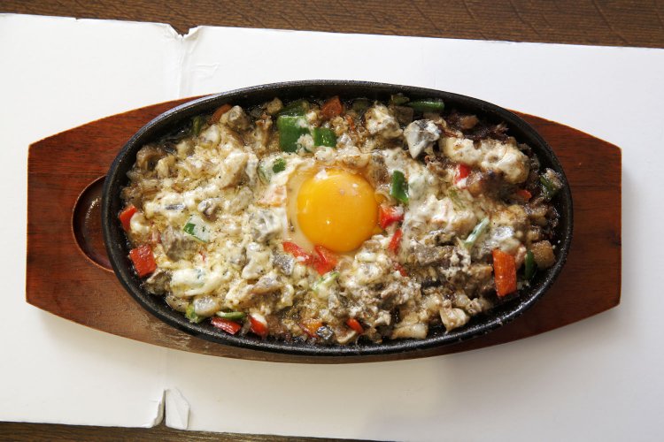 豚のホホ肉とレバー、ミミガーを炒めたシシグ1000円。