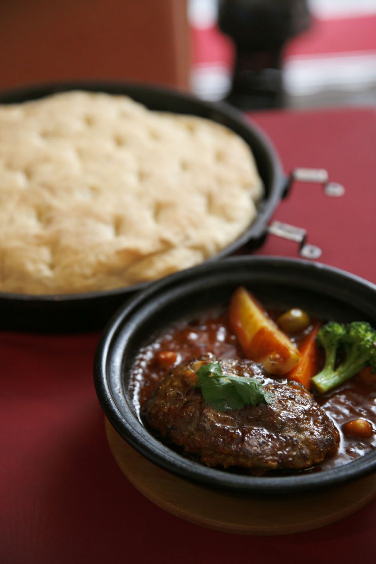 ラム肉のハンバーグ980円とモロッコパン。