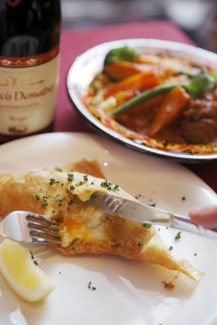 とろ〜り卵とマッシュポテトの包み揚げ、ブリック650円、チキンのクスクス1250円。