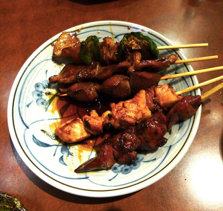 もちろん焼き鳥もうまいが、移転後は海鮮も店の主力メニューに加わった。