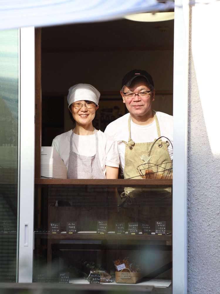 パンはすべて春子さん（左）の手作り。週末はご主人が接客を手伝うことも。