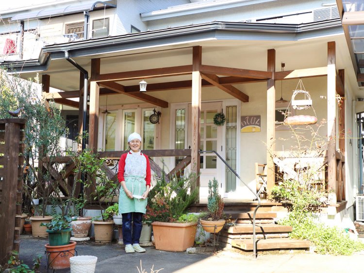 パンはどれも店主の井出さんが一つひとつ手作り。テラス席では購入した商品を食べられ、地域の安らぎの場にも。