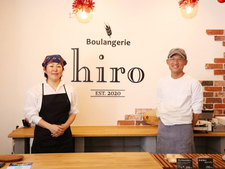 店主の向山さんと妻の泰子さんが切り盛り。