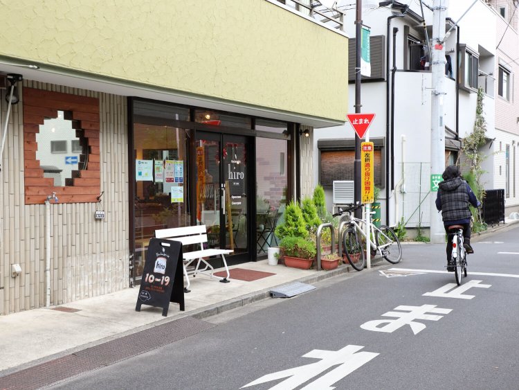 住民が利用する生活道路に面する。下校途中の学生の寄り道スポットにも。