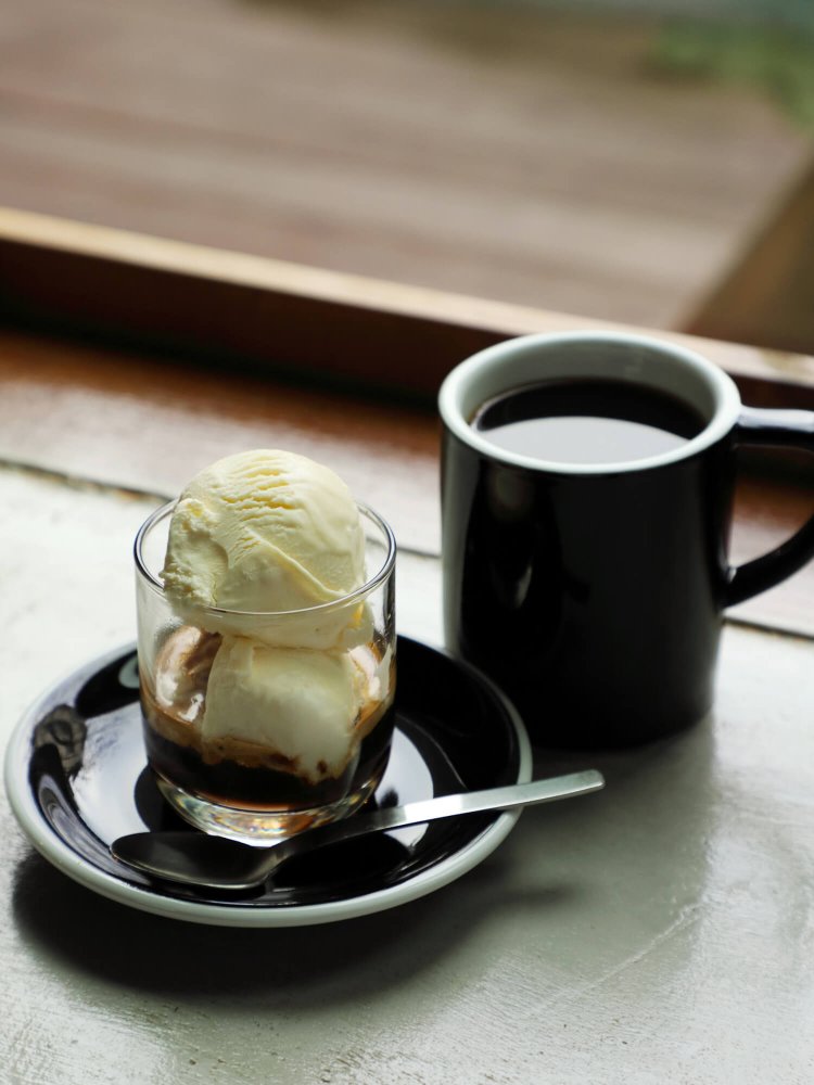 アフォガート500円。ホットコーヒー（レギュラー）400円はブレンド、シングルオリジンの10種前後から選べる。