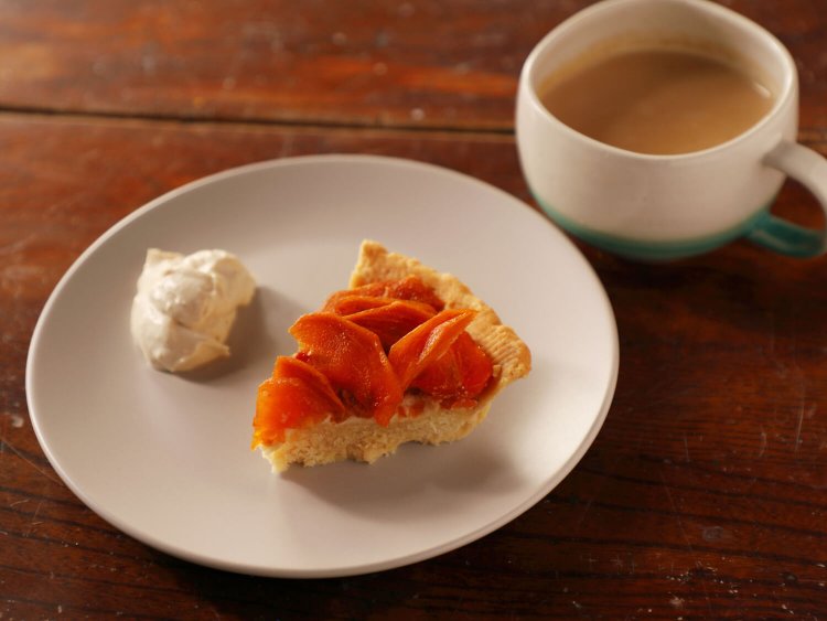 タルト650円～。オリジナルチャイ550円とセットで100円引き。