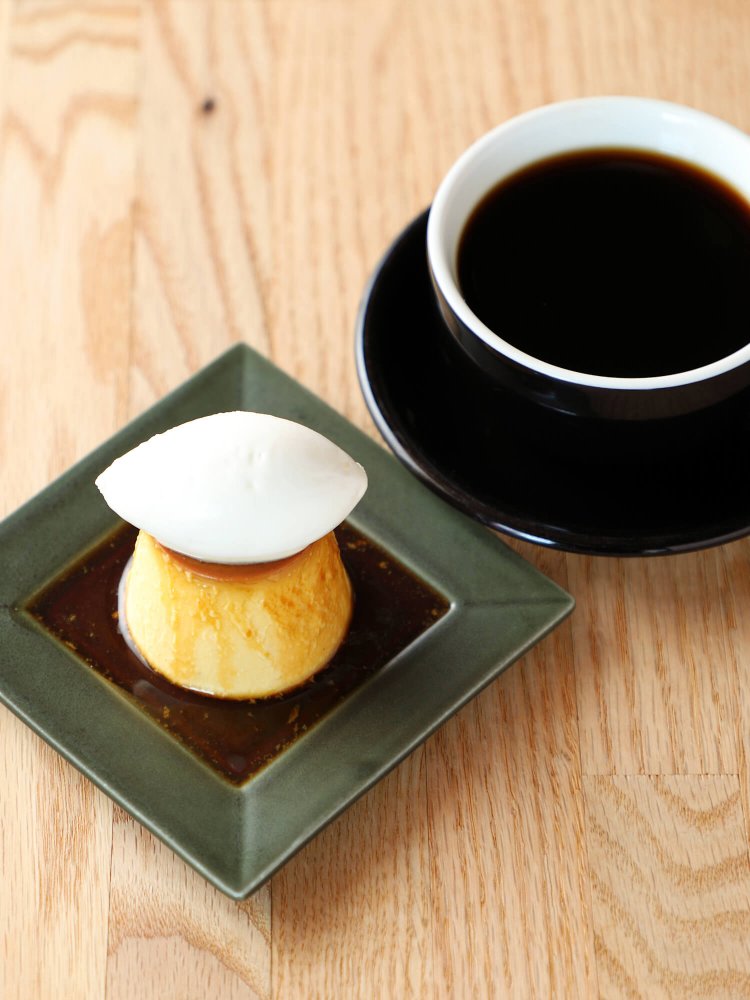 自家製プリン ホイップクリーム乗せ490円。ドリップコーヒー490円。
