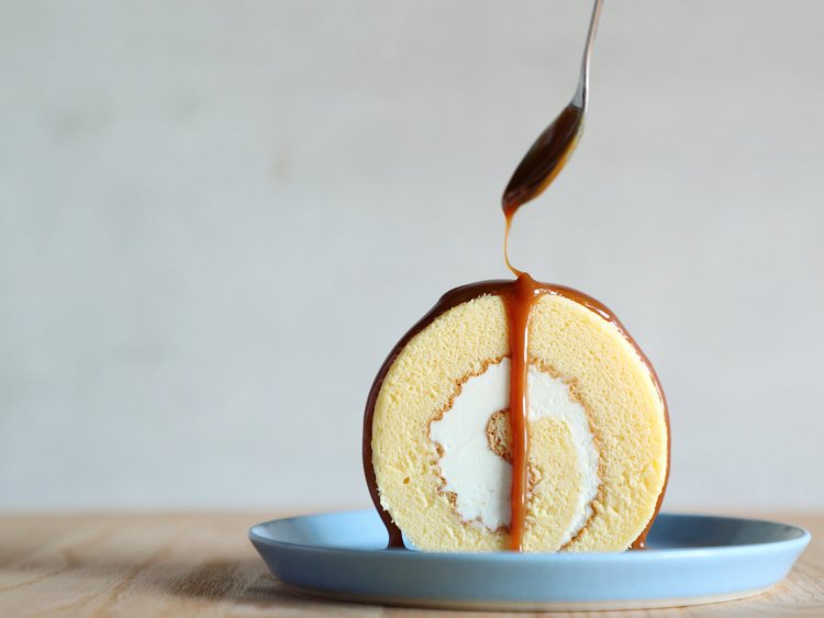 エスプレッソキャラメルロールケーキ430円。