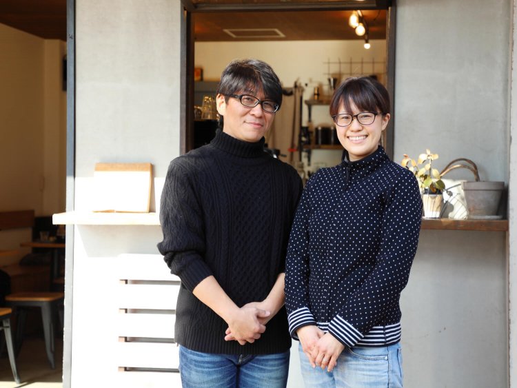 田中さん夫妻が笑顔でお迎え。