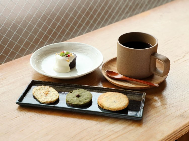 前列左からつぶつぶ酒カスクラッカー100円、抹茶チョコチップクッキー80円、白みそゴマクッキー80円。ミニビーガンガトーショコラ250円、ハンドドリップ480円。