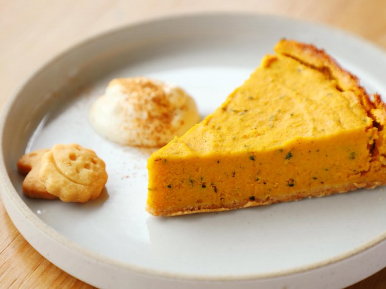 季節のケーキかぼちゃのタルト450円。