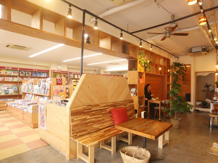 カフェは父と叔父が営む書店に併設。