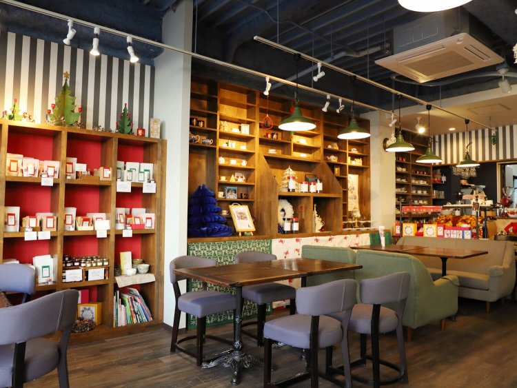 壁面の棚に並ぶカップ&ソーサーが圧巻。