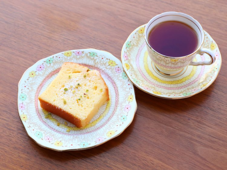 こいレモンケーキ350円。紅茶650円～。