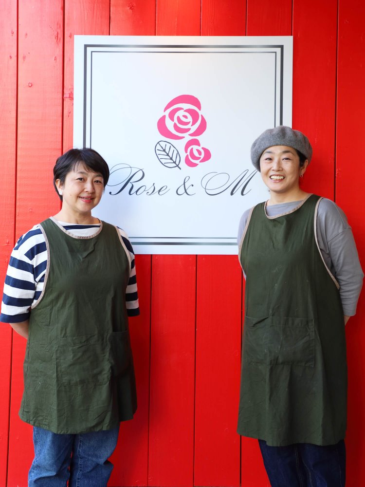 レモンケーキは店主の江口さん（左）、タルトタタンは料理担当の水上香さんによる手作り。