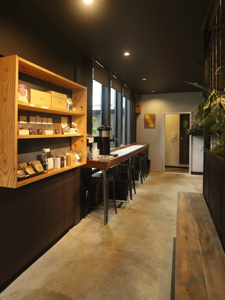 窓の外には坪庭が見える。