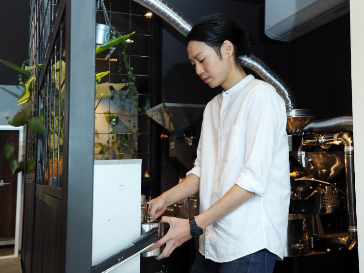 木山岳大さん自ら焙煎。