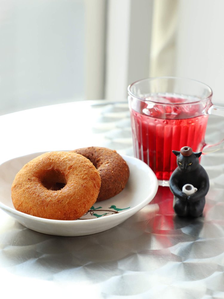 おからドーナツ1個130円～。ハーブ酢ソーダ割り400円。