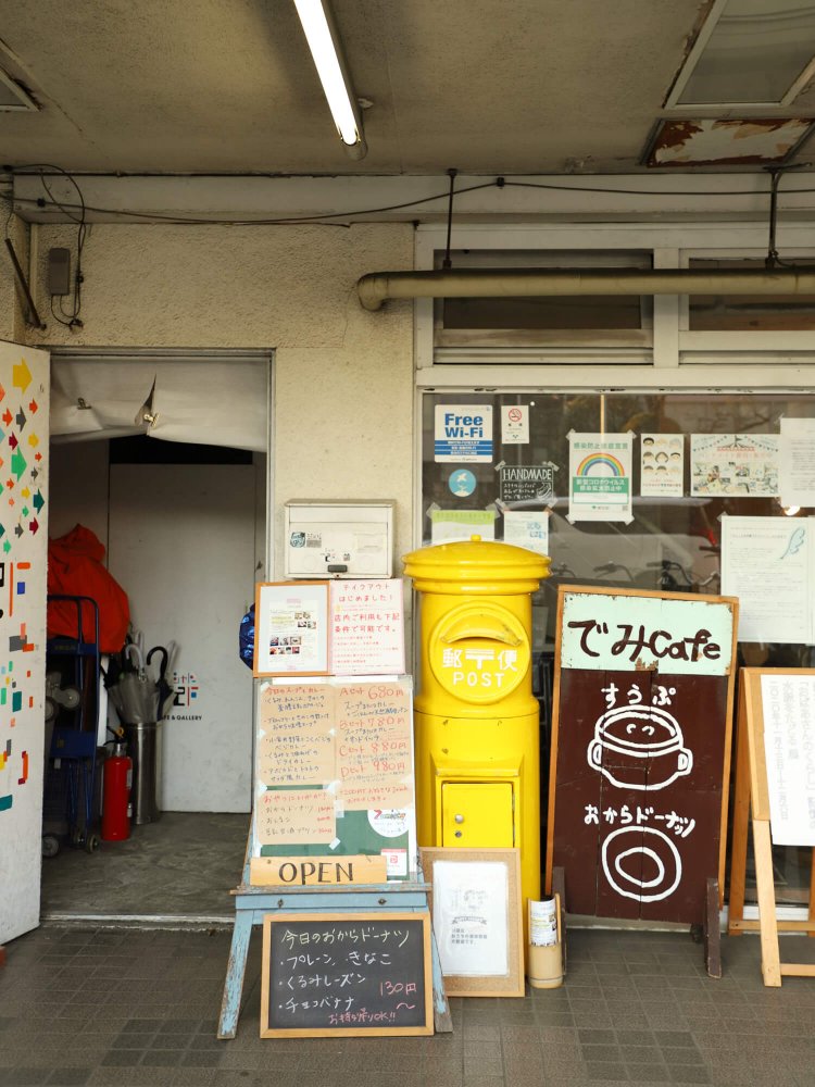 ギャラリーに併設。ハンドメイド作品の販売や、ワークショップ、ライブの開催も。