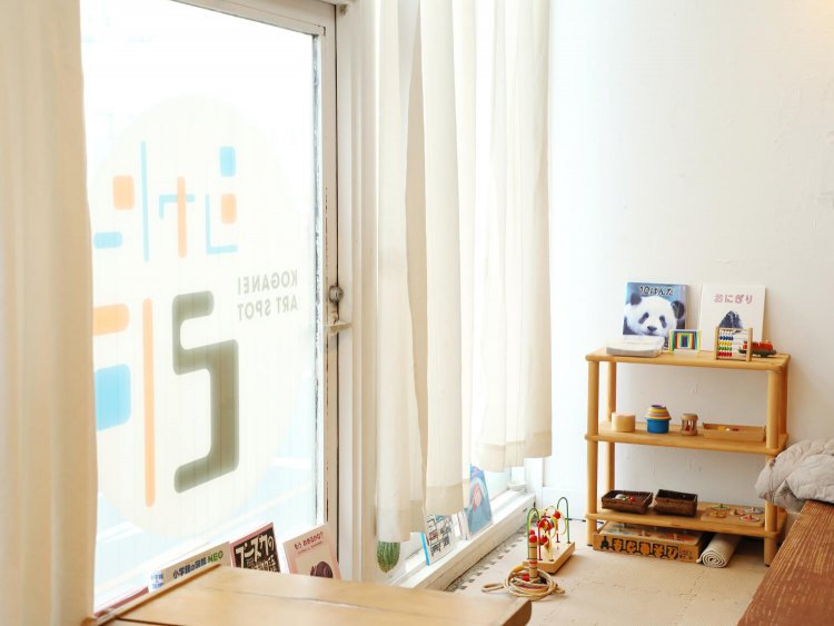 店内は自然光がたっぷり入る。