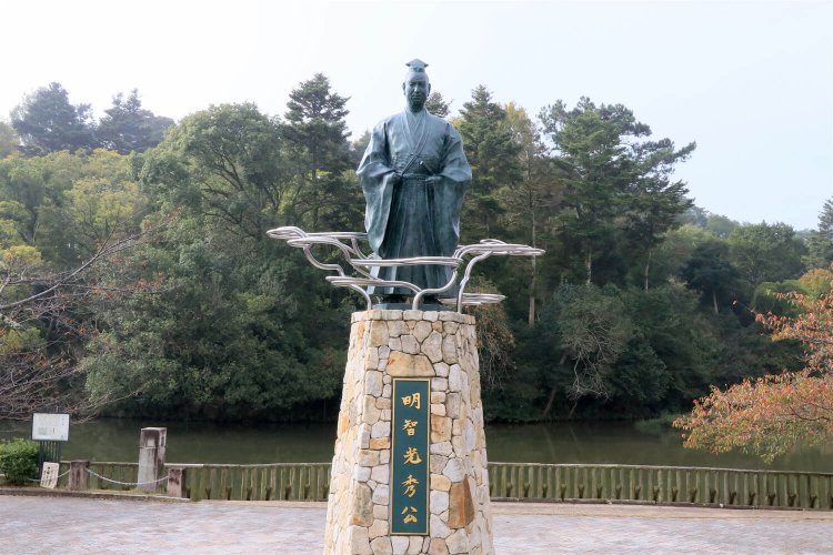 堀端をバックに、いきなり城主がお出迎え。