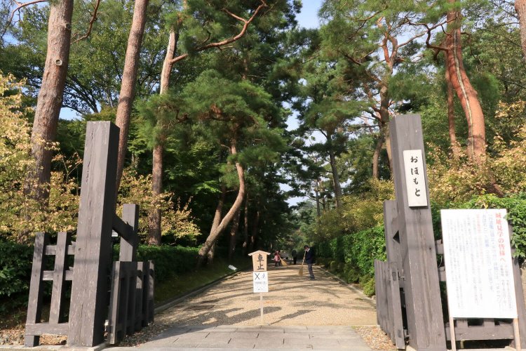 気持ちいいほど真っ直ぐな正門からの道。