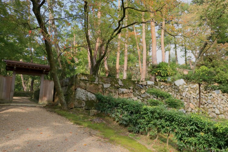 写真左奥の木戸の先が本丸。