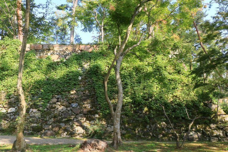 真正面から見ると、まさに“石の壁”そのもの。