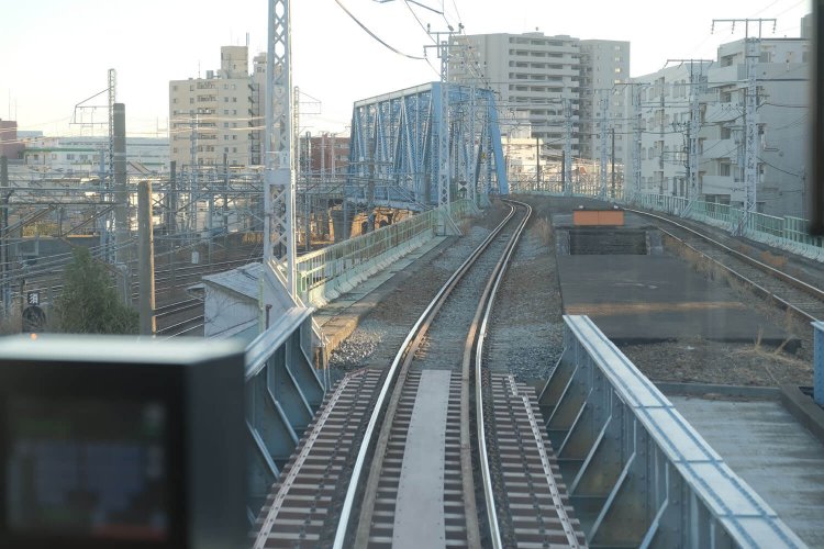 本山駅跡。鶴見駅から500mくらいの位置にある。手前は階段跡だ。