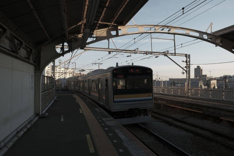 国道駅を発車する205系3両編成。山手線を走っていた車両だ。