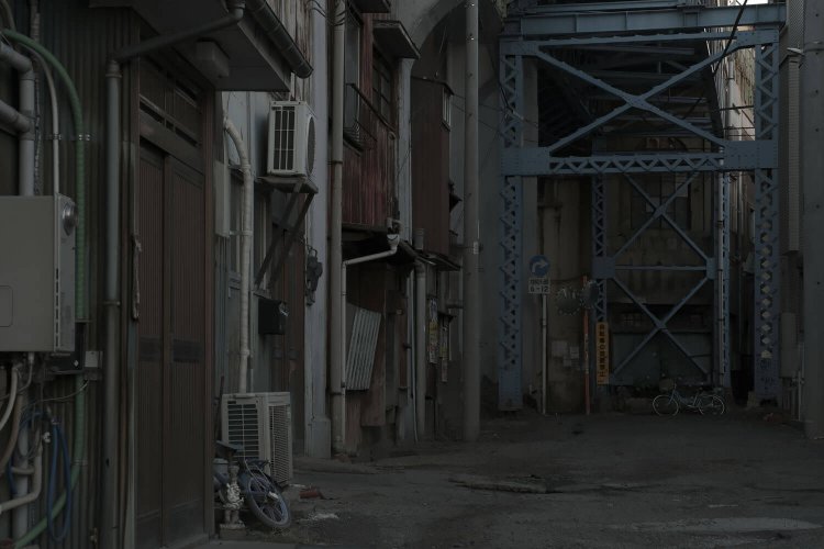 国道駅の鶴見川方面は高架下住居となっている。鉄骨はホームの支柱。