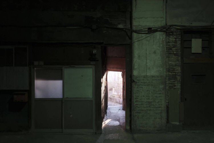 高架下の一部は裏道へ通ずる細い抜け道となっている。