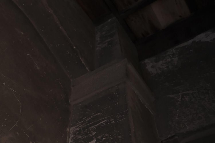 その抜け道の上部には、支柱の意匠が残されていた。