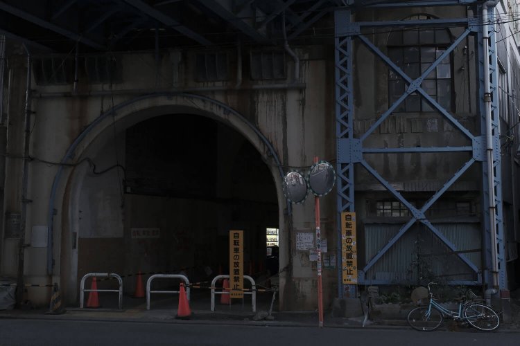 鶴見川の出入り口はアーチ状となっている。さぞかし昔はモダンであったことだろう。