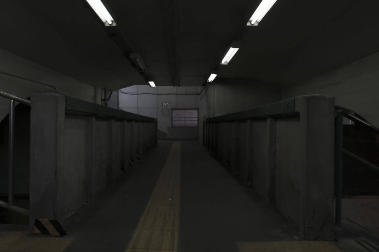 よくよく観察すると、渡り廊下部分はやけに天井が低い。増設した証か？