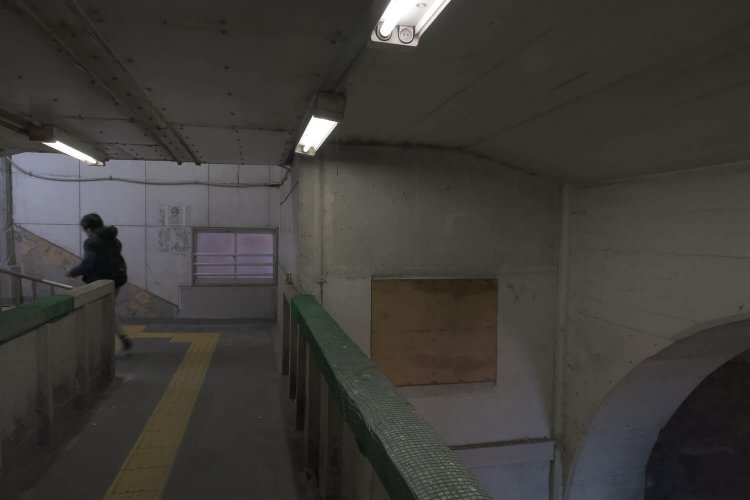 焼き鳥屋の上の部分は、窓が板で塞がれている。壁も板でできているようだ。