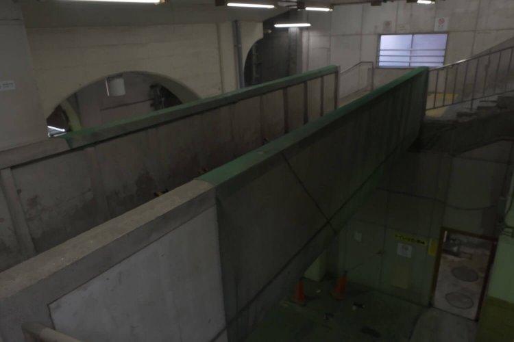 渡り廊下を渡って上りホーム側からみる。