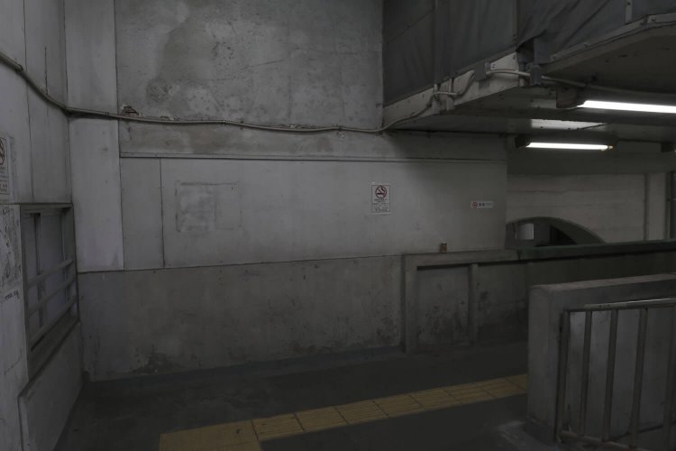 この壁の向こうに階段が続いていたのではなかろうか……。