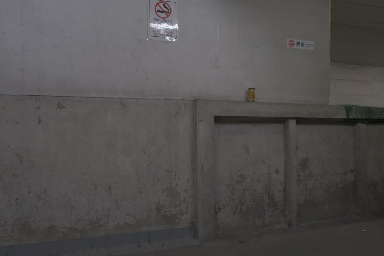 渡り廊下と壁の接合部。