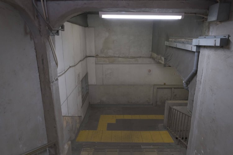 上りホームの階段途中から踊り場をみる。やはり階段が続いていた雰囲気がする。