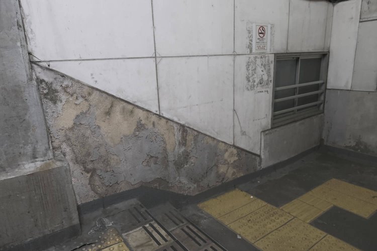 上りホーム踊り場の壁面。斜めになった部分はかつて階下まで続いていたのか？