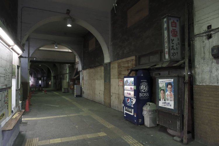 これが竣工写真と同じ位置から撮ったカット。右の商店跡部分に出札口があった。