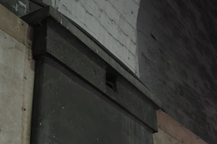 柱に残る電灯の跡。正方形でくり抜かれた部分に電灯がぶら下がっていた。