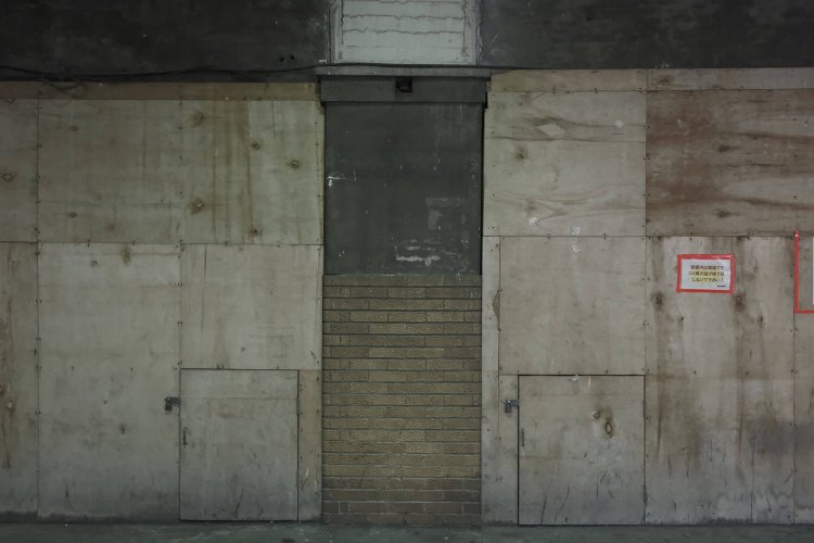 柱に巻かれているタイルも開業時からのもの。