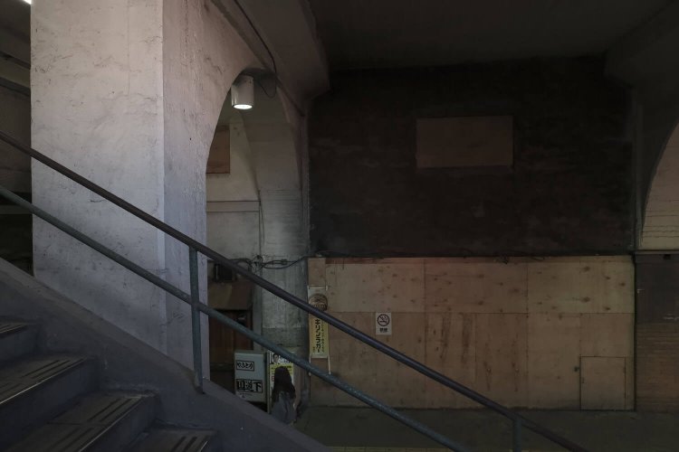 現在の階段から上り側をみる。ベニヤ板で塞がれている先に階段があったと思う