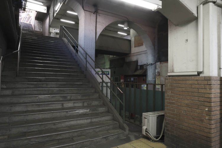 現在の改札口からみた階段。竣工写真にはあの渡り廊下が無かった。