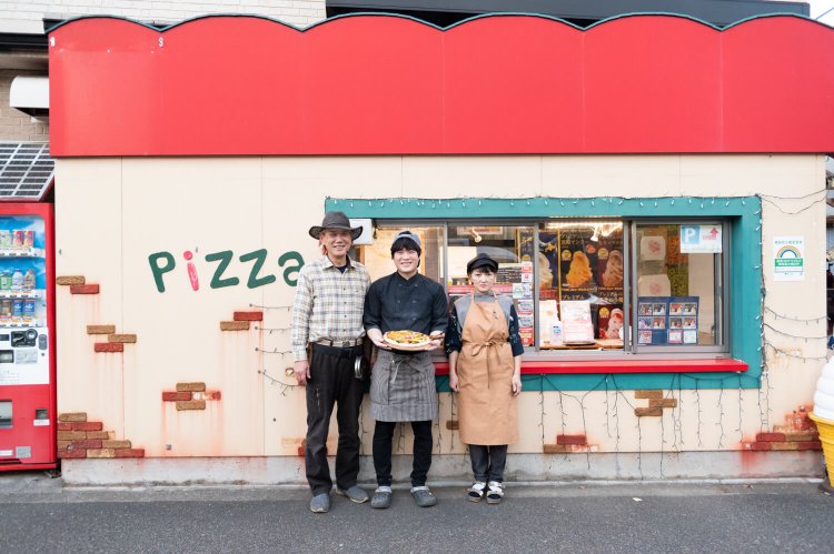 稔さん（左）夫妻の間に、允則さん。