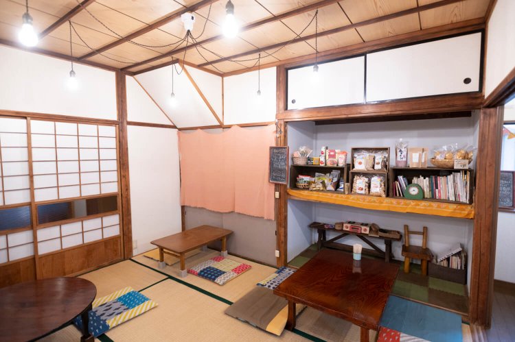 畳敷きで落ち着く風情。