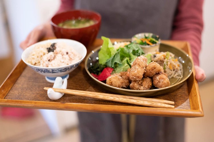 本日のごはん1080円。写真は大豆ミートの唐あげ、和風ポテトサラダ、ベジ麻婆春雨、ほうれん草おひたし。