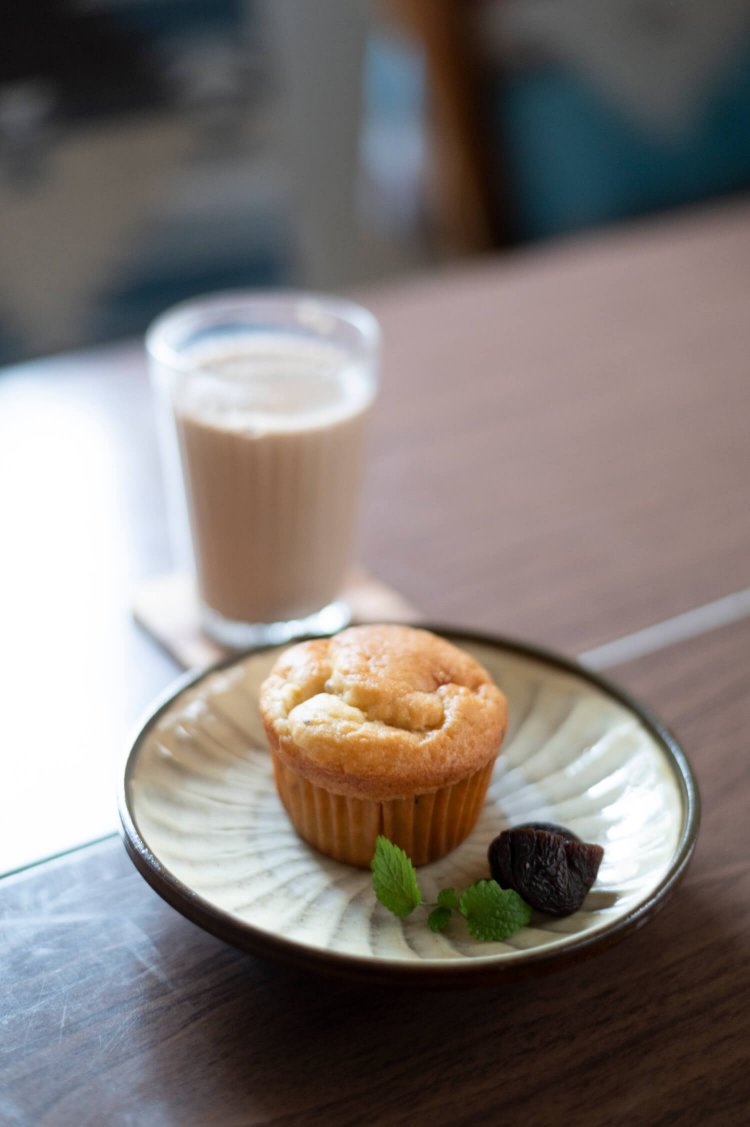 ランチドリンクの豆乳チャイ320円は「ごりごりスパイスを挽いてます」。キウイとリンゴのマフィン350円。